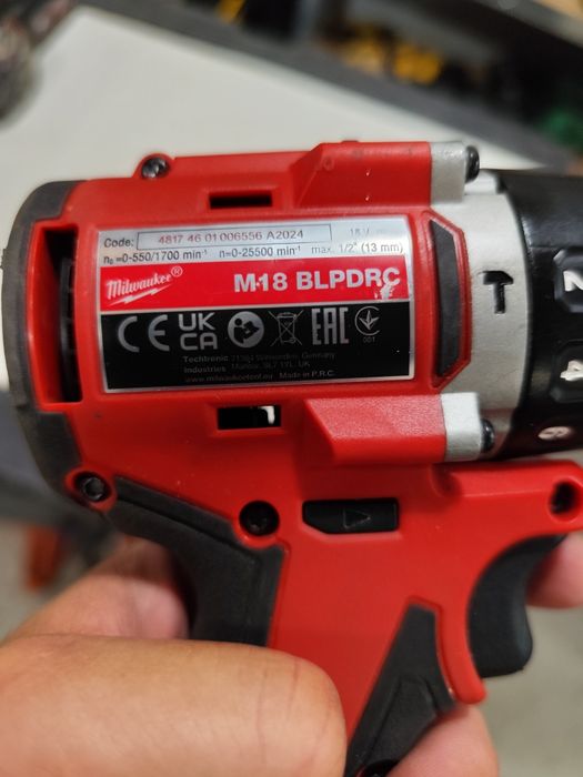 Топ модел безчетков винтоверт с удър Милуоки Milwaukee M18 BLPDRC + 4A