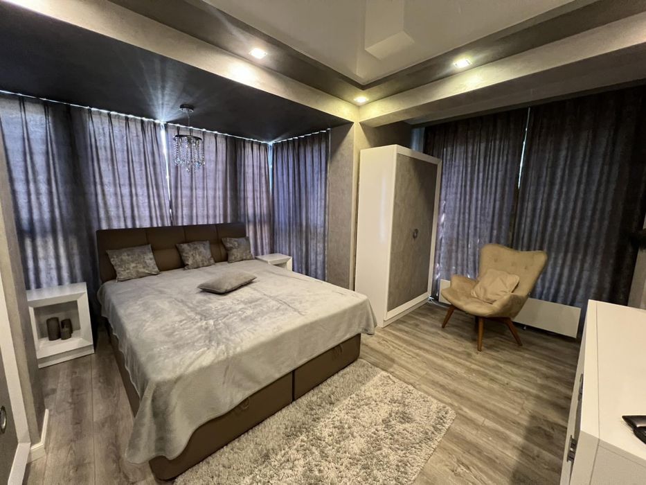 Дава се под наем Тристаен апартамент в Варна, Център - 74 кв.м за 1100 € - Снимка #3