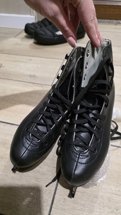 Фигурные коньки 34 и 32 размер