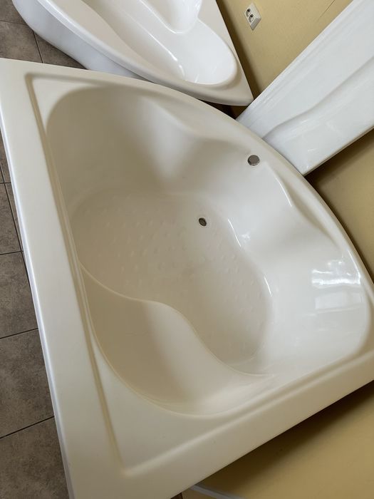 Продам угловую ванну