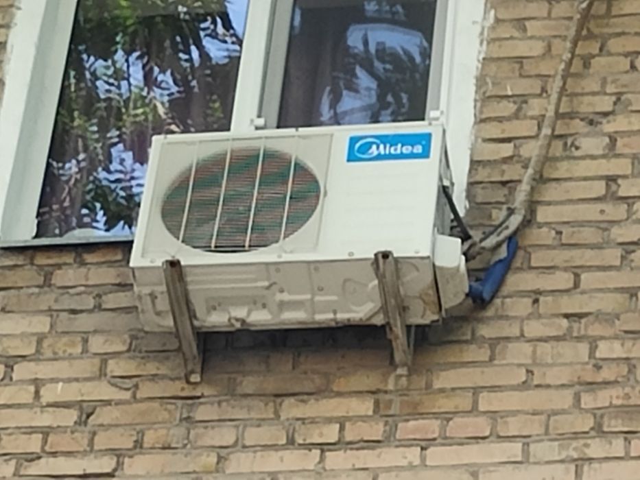 Продается кондиционер midea 12 в рабочем состоянии.