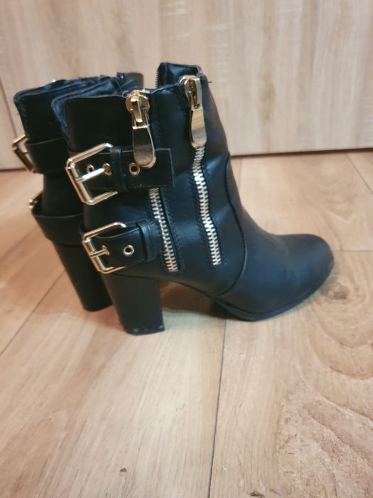 Cizmulite negre capusite marimea 38