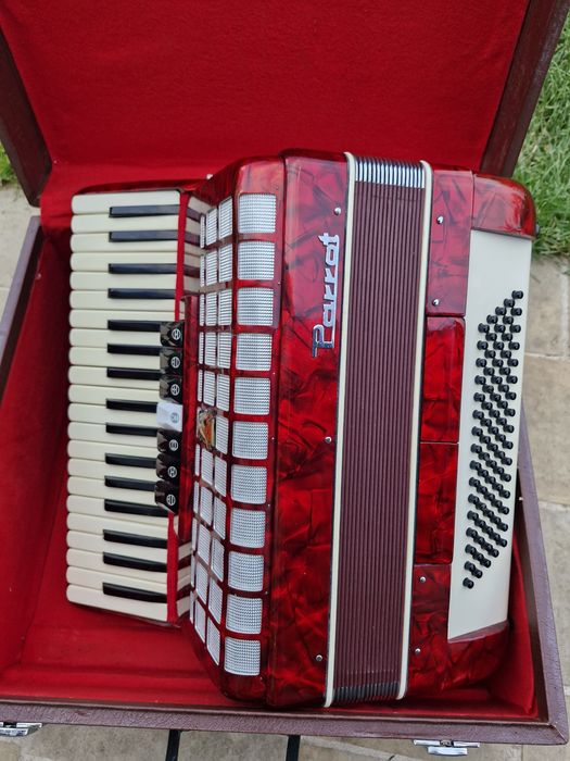 Vând acordeon Parrot cu 80 de basi rosu