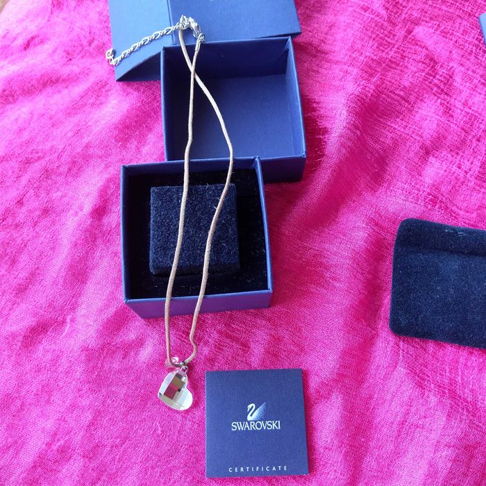 Колие "Сваровски" със сърце и  миниатюрна пеперудка оригинално