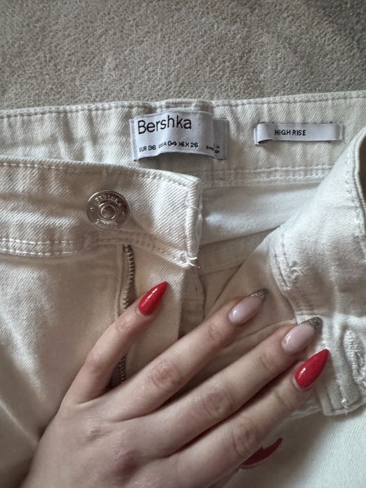 Бели дамски дънки Bershka