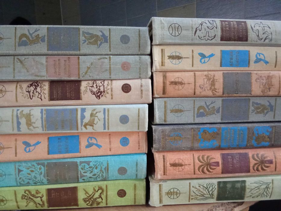 Книги, детская школьная библиотека, современники и классика