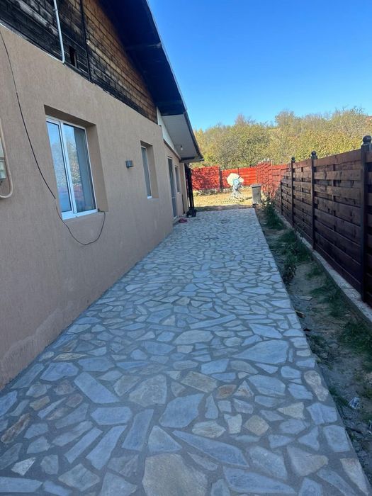 Piatră naturală pentru pavat  alei ,garduri etc .