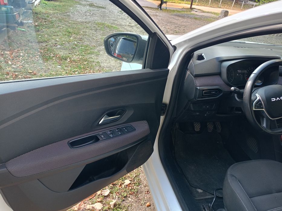 Продавам дачия Сандеро3 2023г.1000куб.еко газ