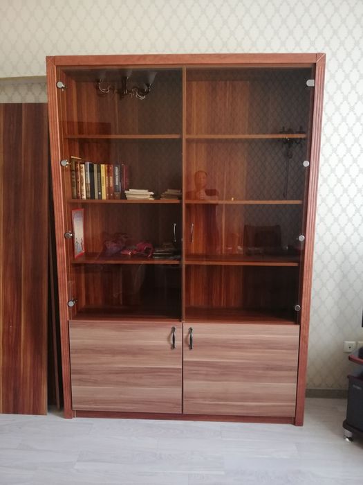 Продам шкаф книжный