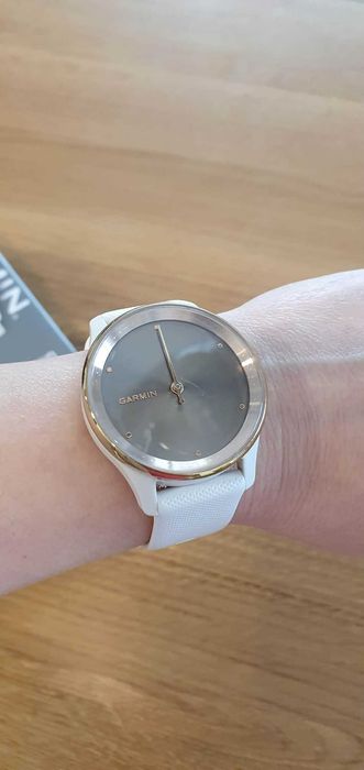 Красив дамски часовник Garmin Vivomove Trend Hybrid Smartwatch