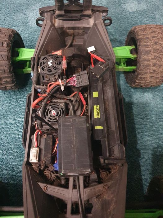 Рц Траксас Макс  1/10