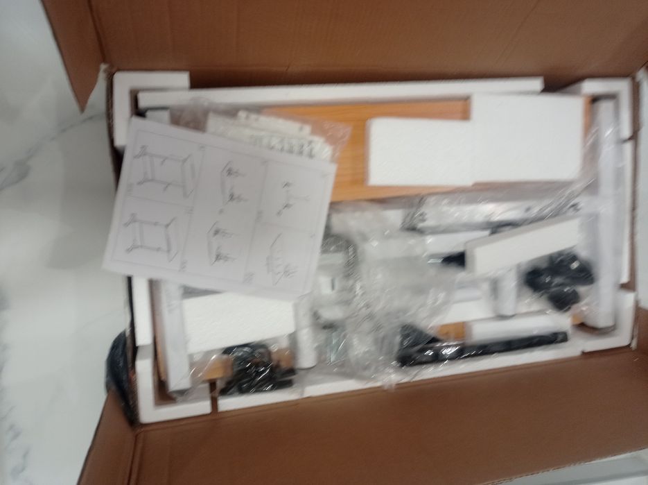 Бюро на колелца с накланящ се плот