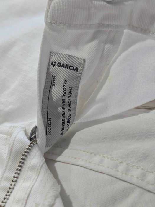 Blugi albi Garcia . Slim fit jeans..
