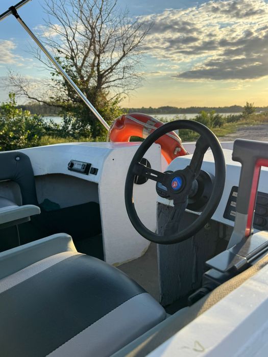 Ambarcatiune cu motor