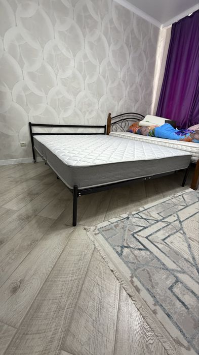 Двухспальная кровать с матрасом
