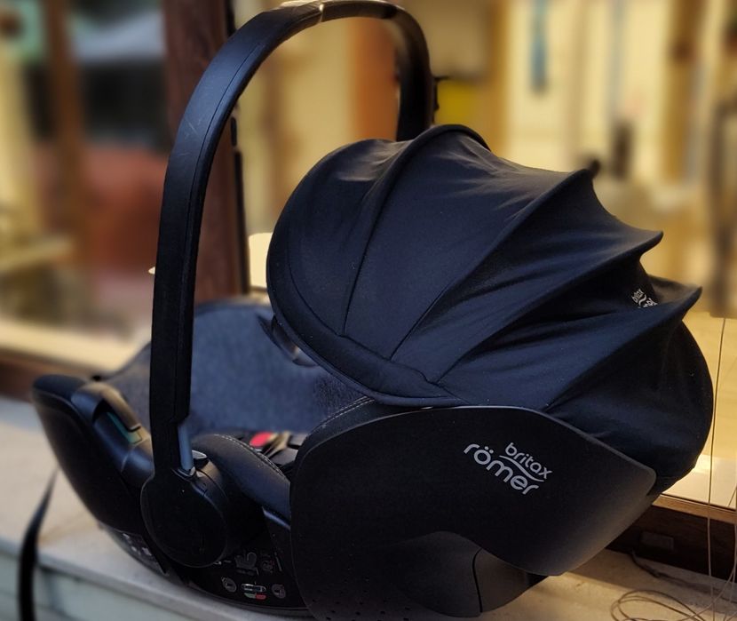 Scoică auto  Britax Römer Baby-Safe 5Z2 BR – puțin folosită - scaun transport bebeluși in masina și avion