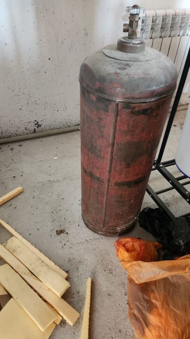Большой газовый баллон