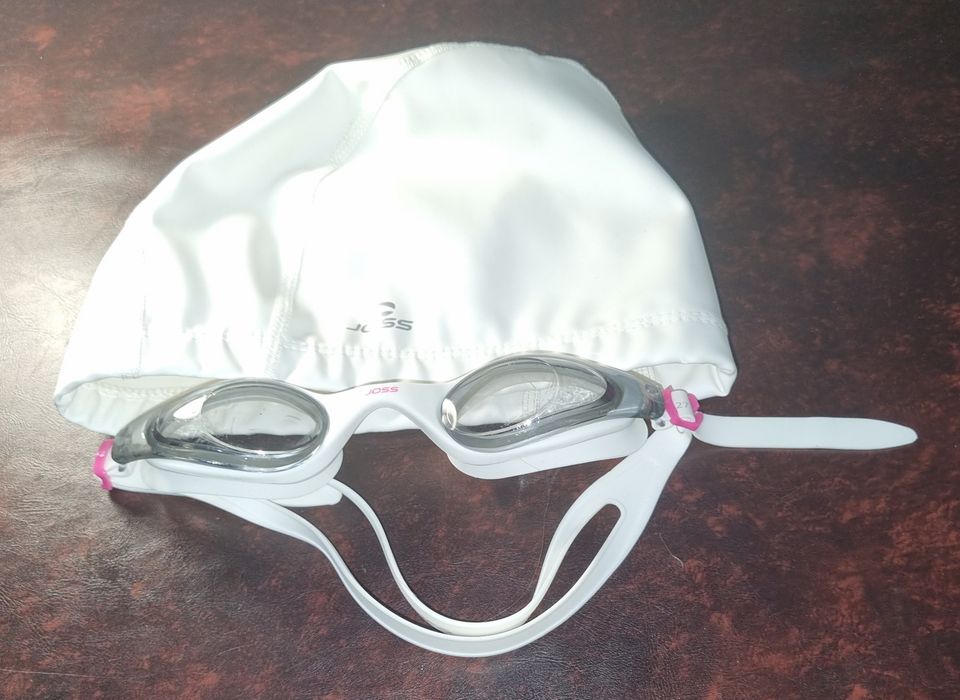 Продаются шапочка и очки для плавания