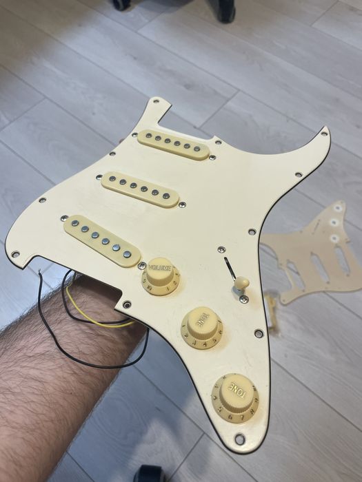 Loaded Pickguard Stratocaster cu 3 doze ceramice