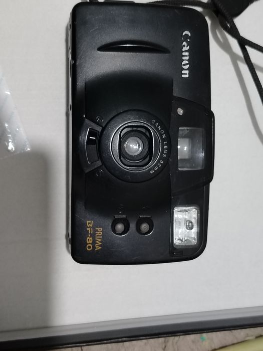 Canon Prima BF-80, un aparat foto compact pe film de 35mm de tip „point-and-shoot”,