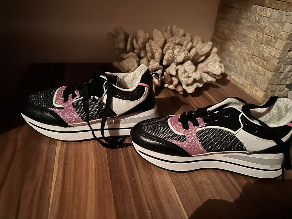 Vând Adidași de damă