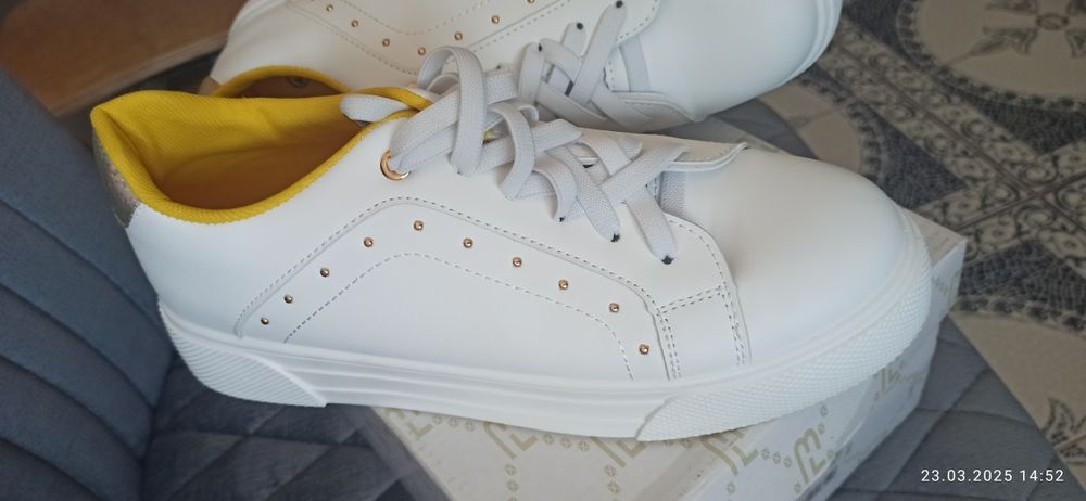 Продам белые кеды ( кроссовки)