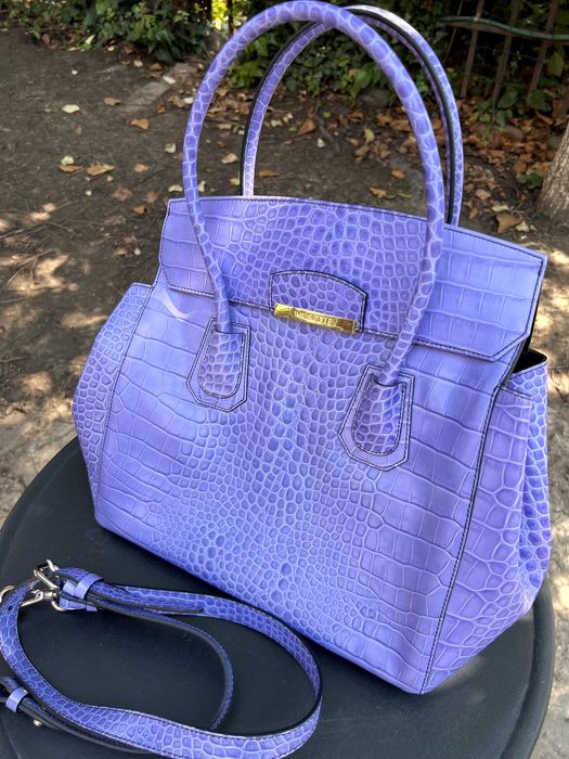Geantă Musette din piele naturală embosată tip crocodil, mov-lavandă