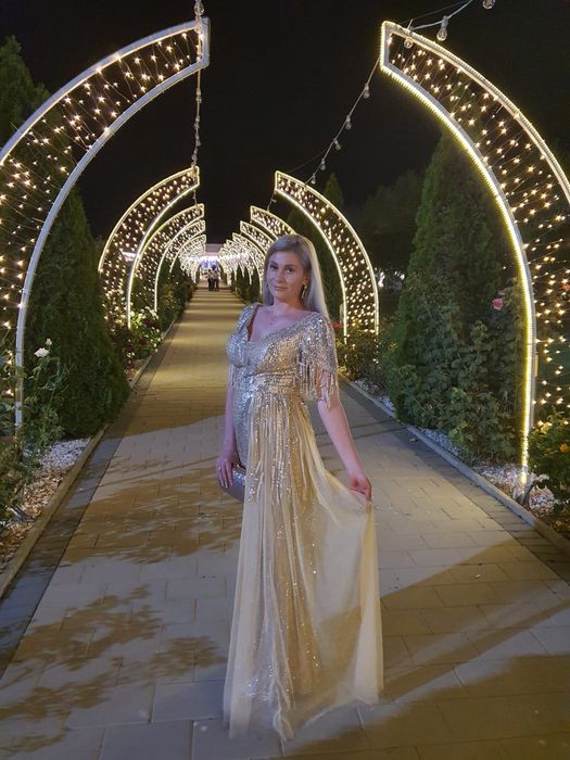Rochie lungă elegantă aurie cu paiete și franjuri