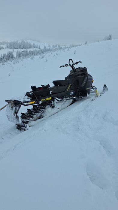 Snowmobil Can Am Schimb