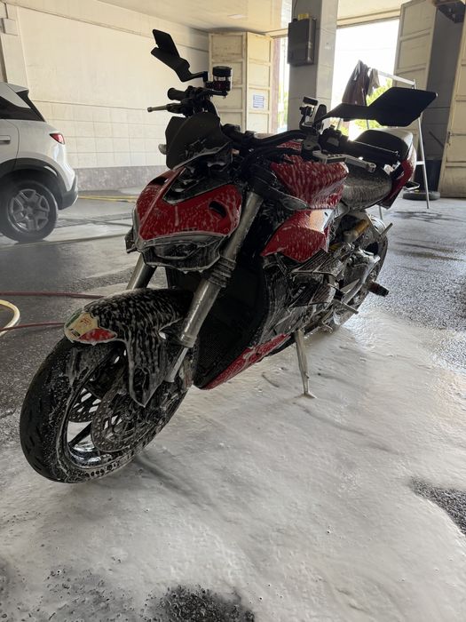 Ducati streetfighter v2