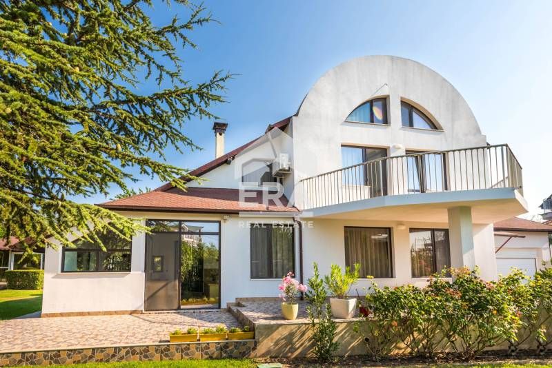 Двуетажна обзаведена къща за продажба, с голям двор, гараж и барбекю,