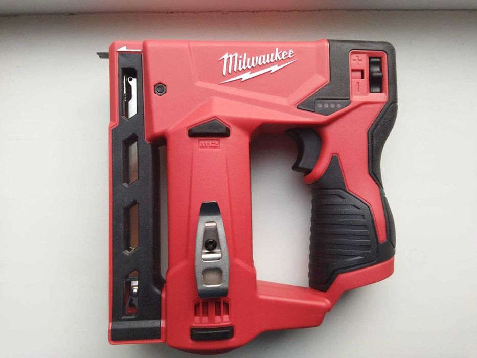 Аккумуляторный степлер Milwaukee M12 BST-0