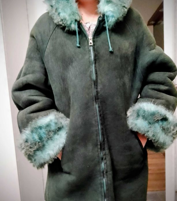 Дубленка натуральная  с капюшоном 44 размер