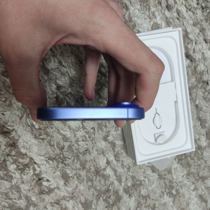 Apple iPhone 16 ultramarine