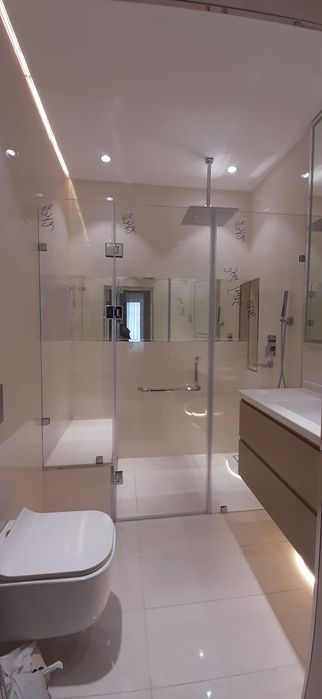 Душкабина , перегородки, стеклянные двери.