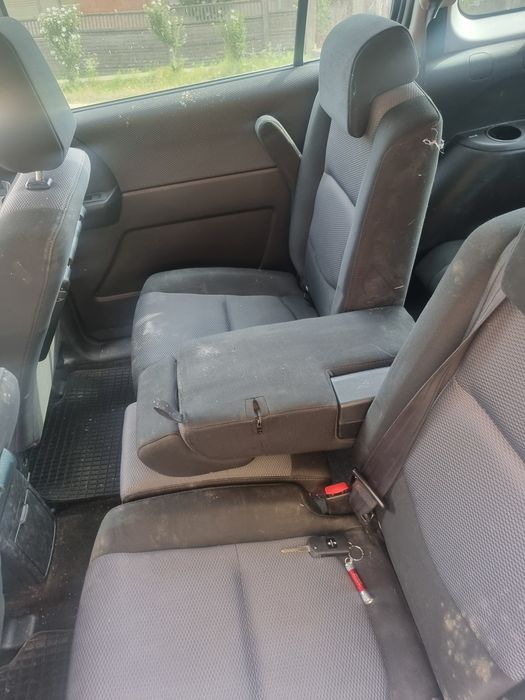 Vând mazda5.  7 locuri