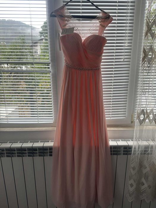 Чисто нова дълга рокля.