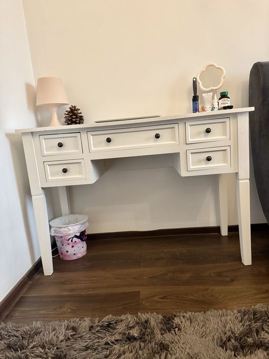 Birou din lemn, alb, in stare foarte buna