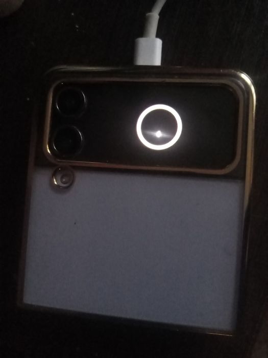 Vând Samsung Flip 4 cu ecran spart / nefuncțional. Telefonul nu afișea