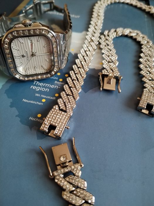 Здравейте! Продавам часовник с комплект ланец и две  гривни