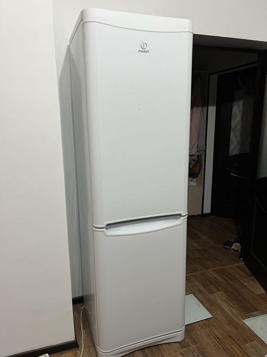 Продам холодильник Indesit