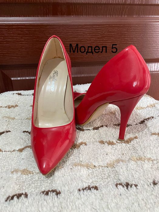 Различни модели обувки на висок ток или платформа