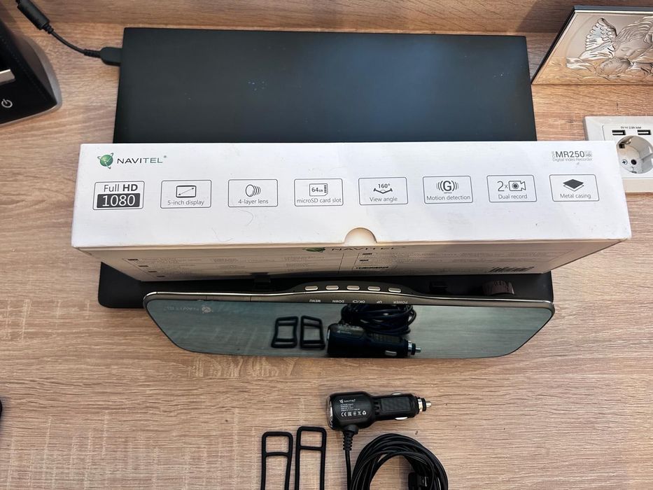 Camera Auto DVR Navitel MR250, fixare pe oglinda retrovizoare