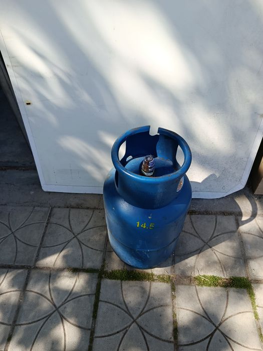 Продавам газова бутилка с битова газ 14.5 кг.