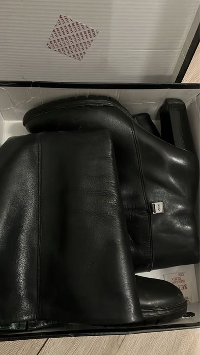 Продав женскую обувь