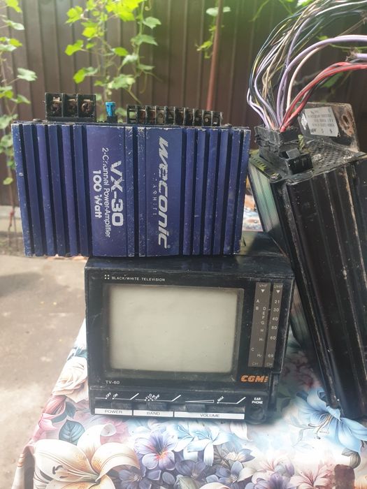 Vând două stați și un tv.