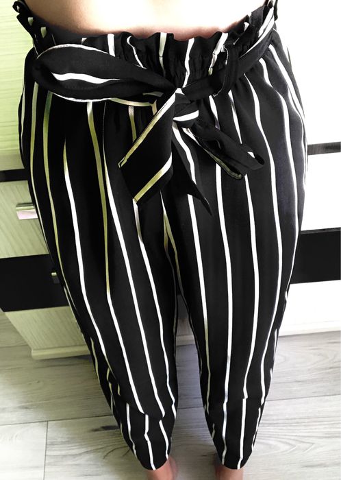 Pantaloni largi Stradivarius