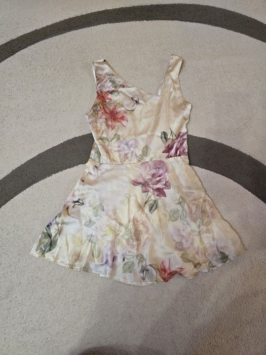 Продавам 2 сатенирани топа за 15евро обща цена. Размер XS/S