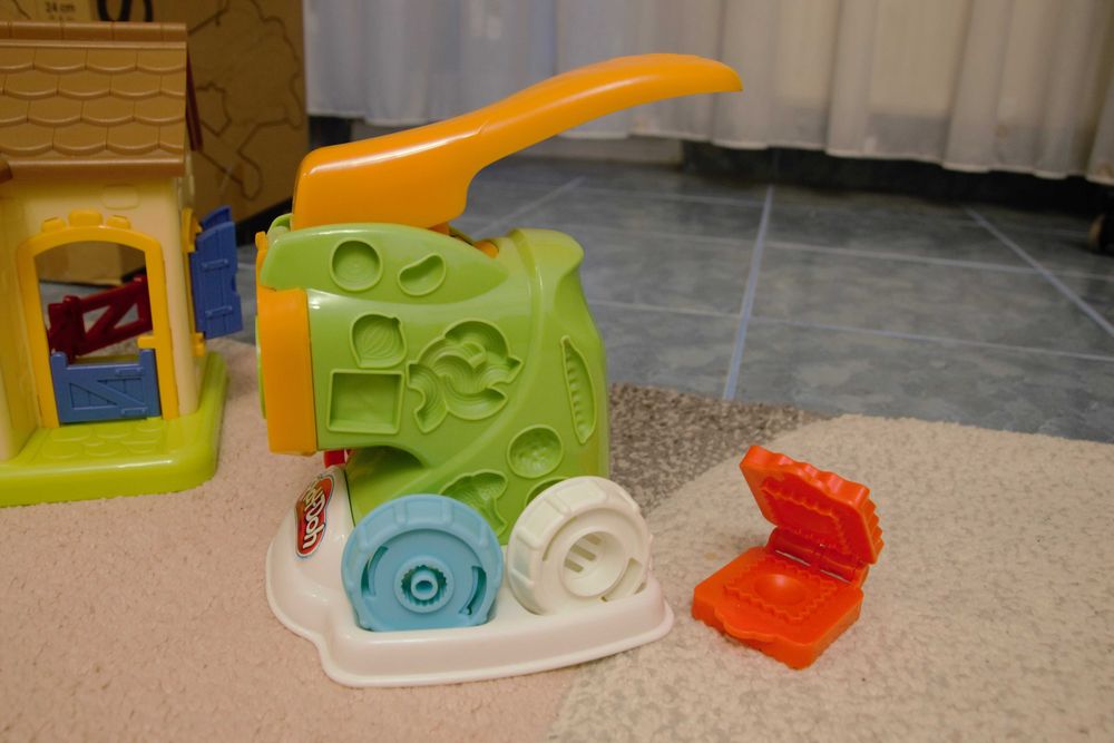 Ferma caluti ELC + Masina de facut paste Play- Doh
