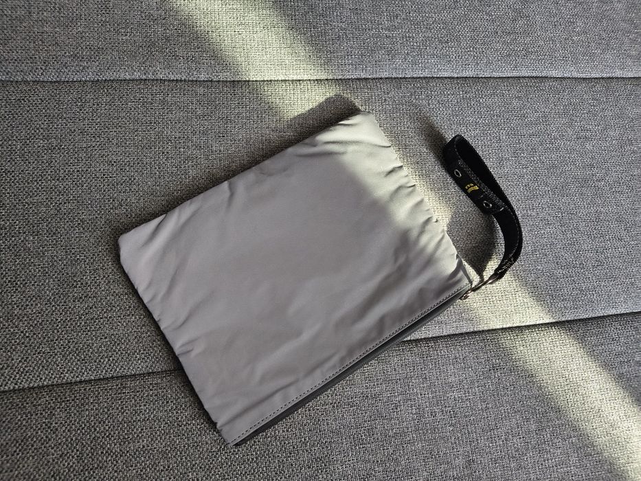 Продавам чисто нова чанта клъч